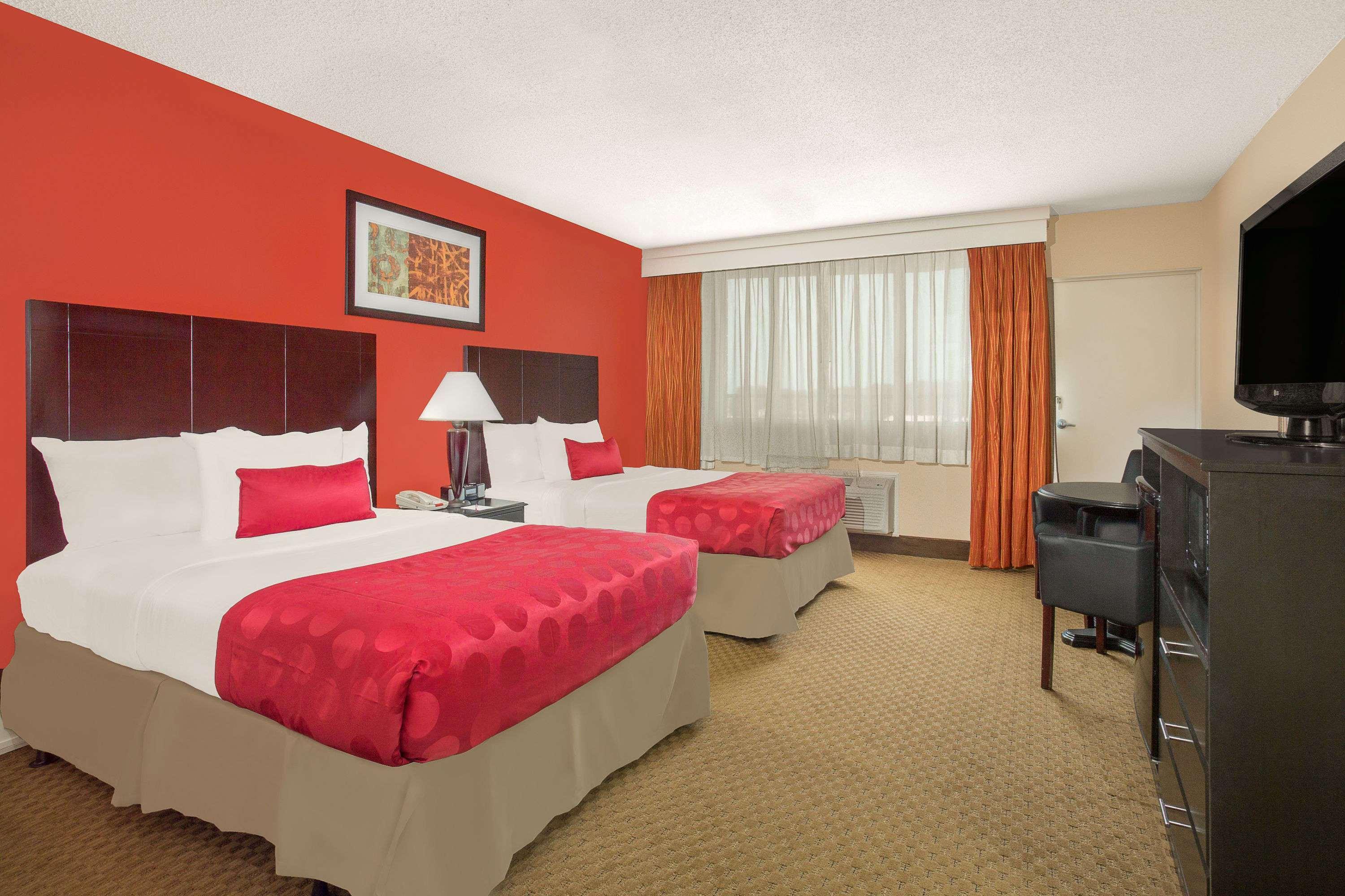 Ramada Plaza By Wyndham Fayetteville Fort Bragg Area Exterior foto