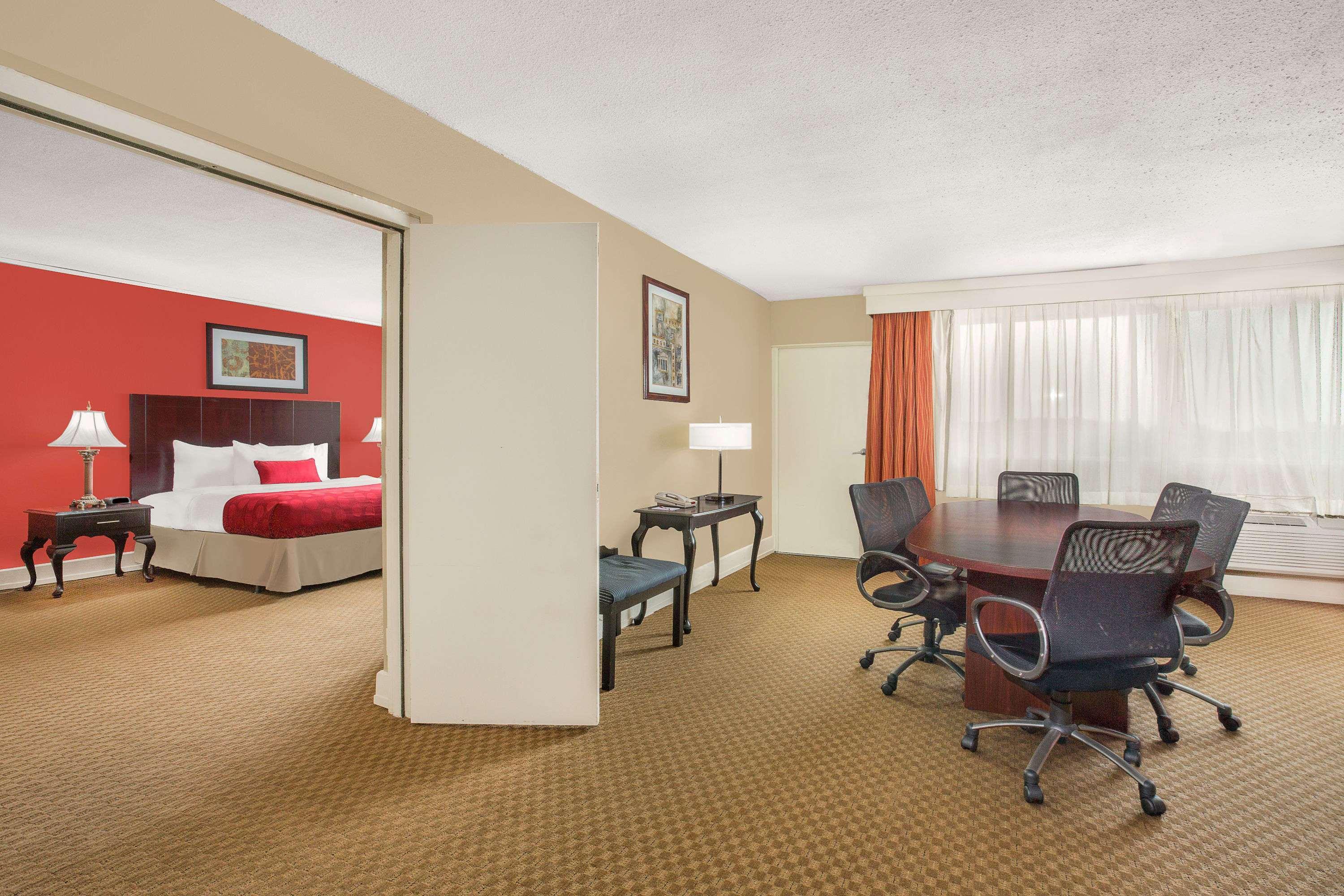 Ramada Plaza By Wyndham Fayetteville Fort Bragg Area Exterior foto
