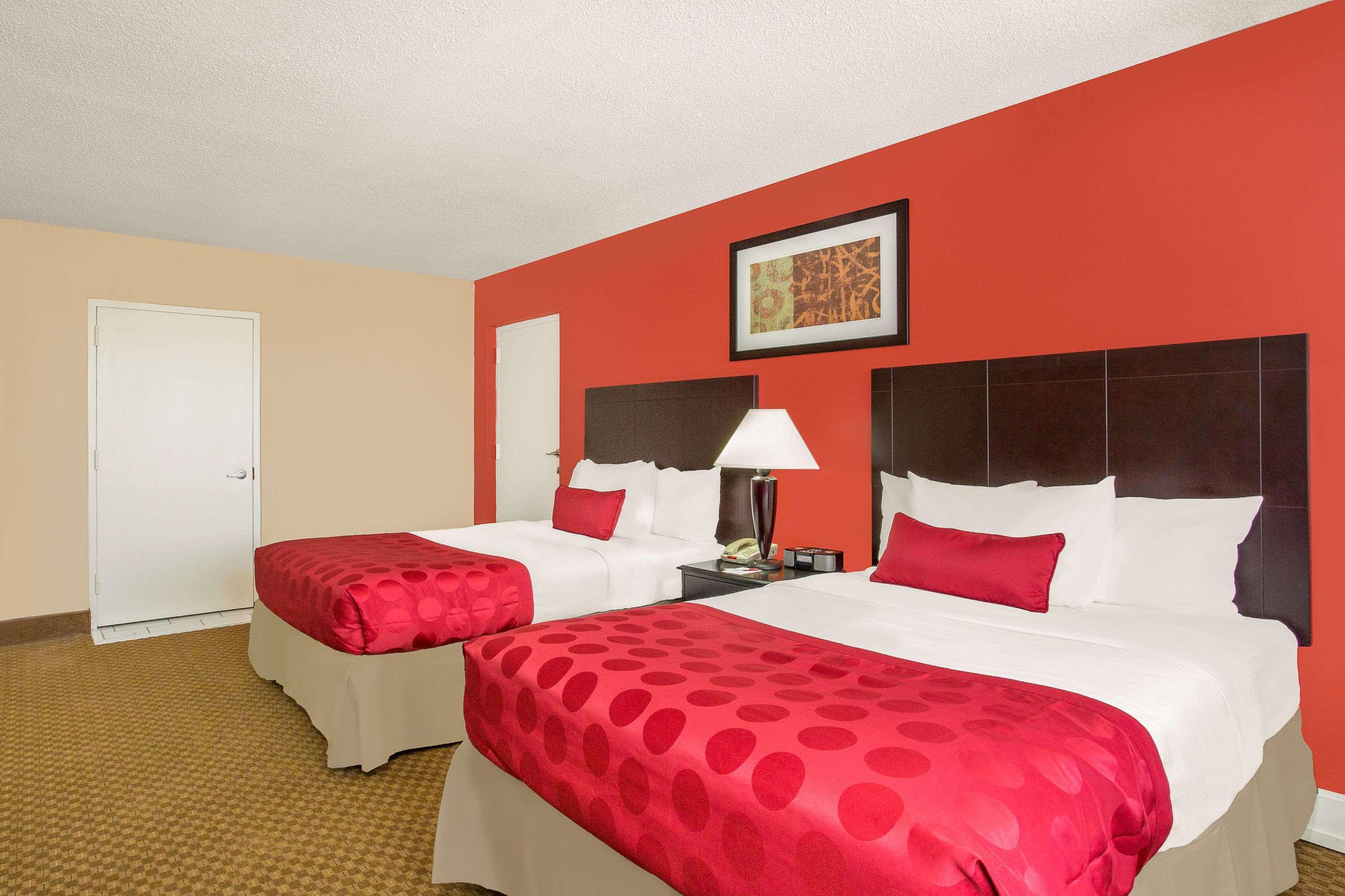 Ramada Plaza By Wyndham Fayetteville Fort Bragg Area Exterior foto