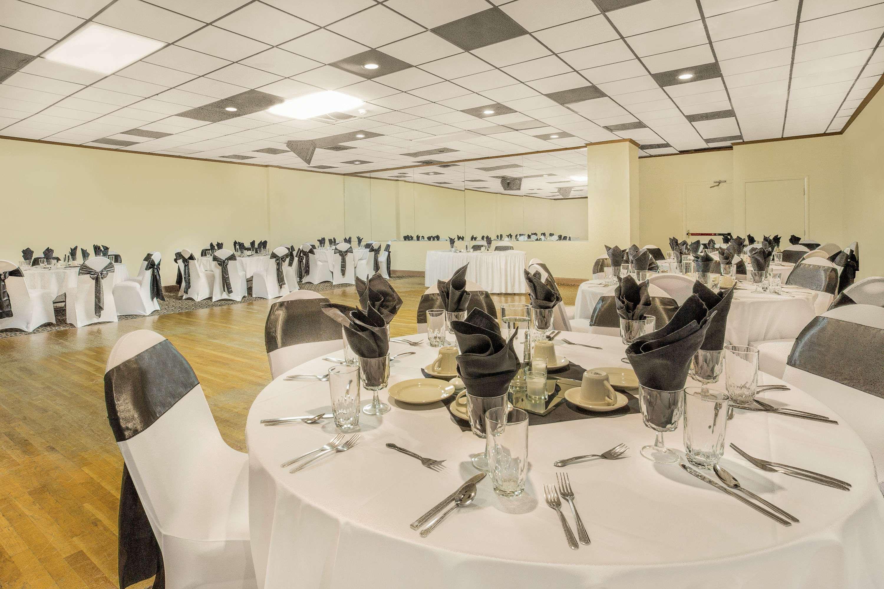 Ramada Plaza By Wyndham Fayetteville Fort Bragg Area Exterior foto