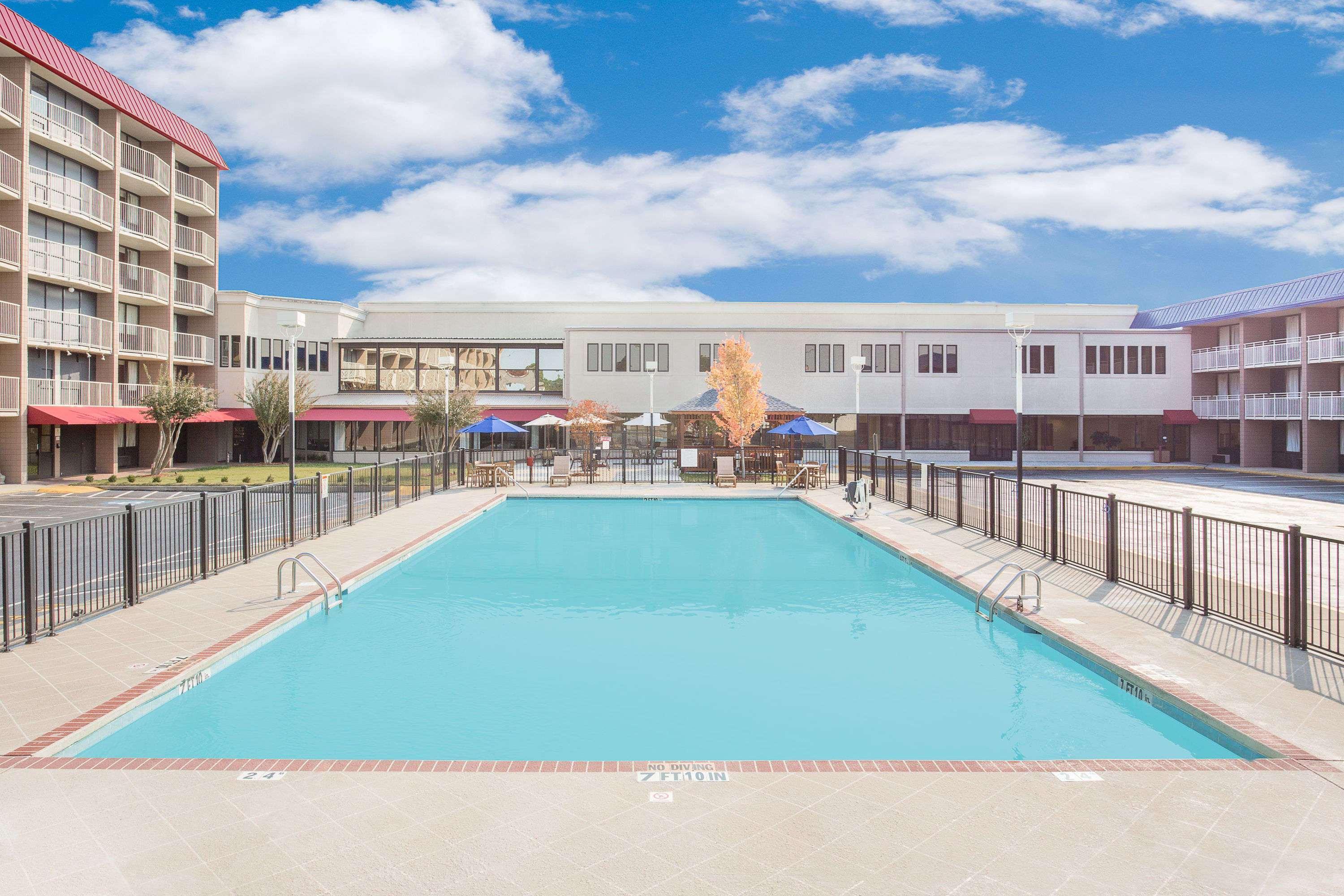 Ramada Plaza By Wyndham Fayetteville Fort Bragg Area Exterior foto