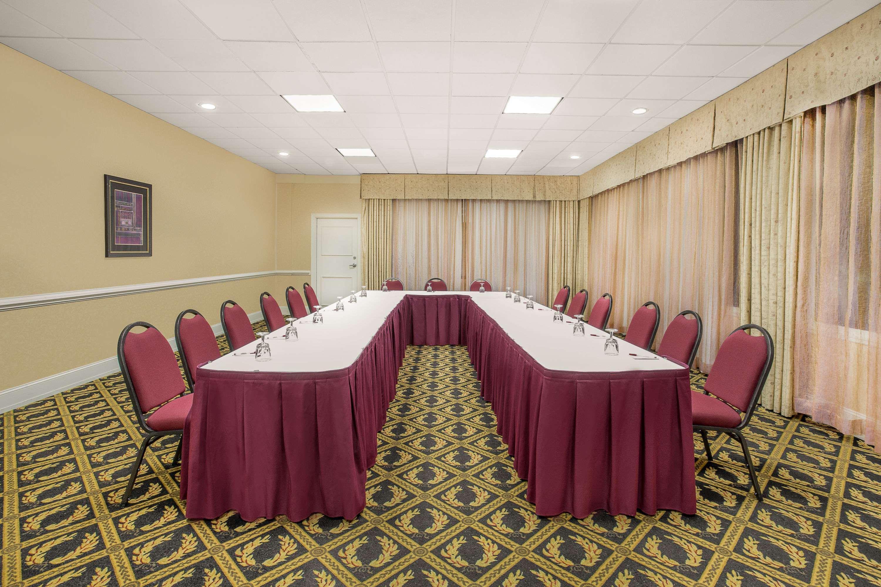Ramada Plaza By Wyndham Fayetteville Fort Bragg Area Exterior foto