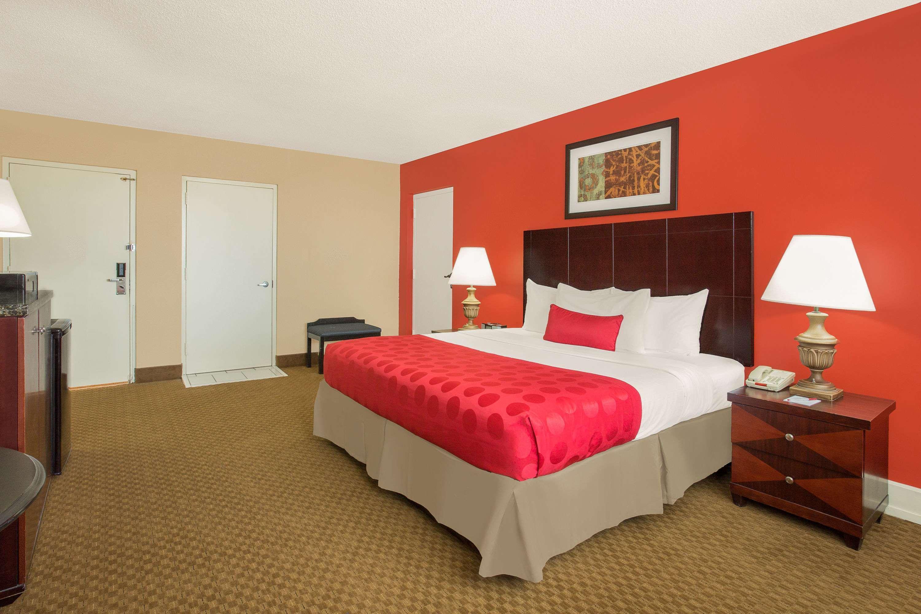 Ramada Plaza By Wyndham Fayetteville Fort Bragg Area Exterior foto