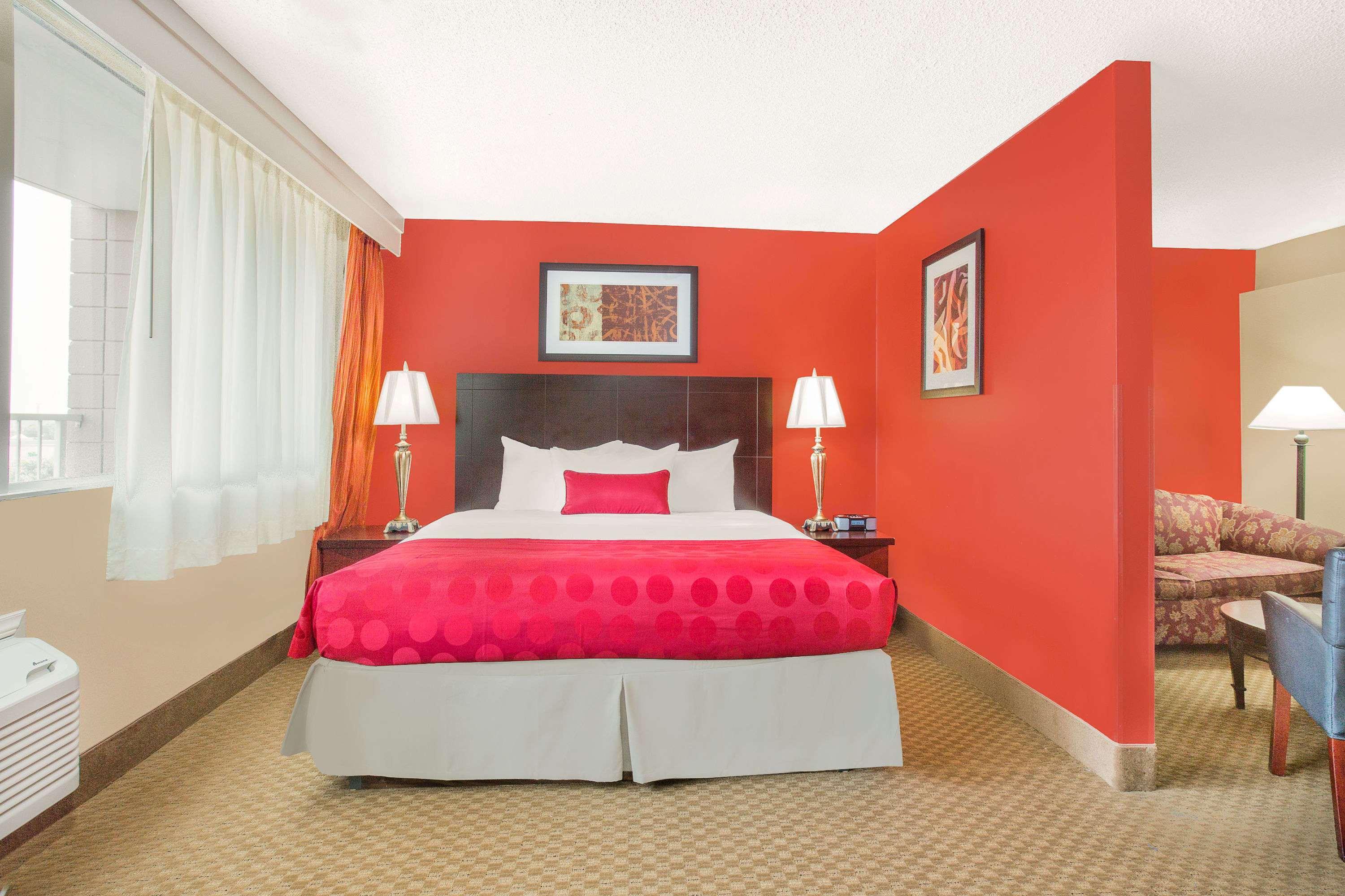 Ramada Plaza By Wyndham Fayetteville Fort Bragg Area Exterior foto