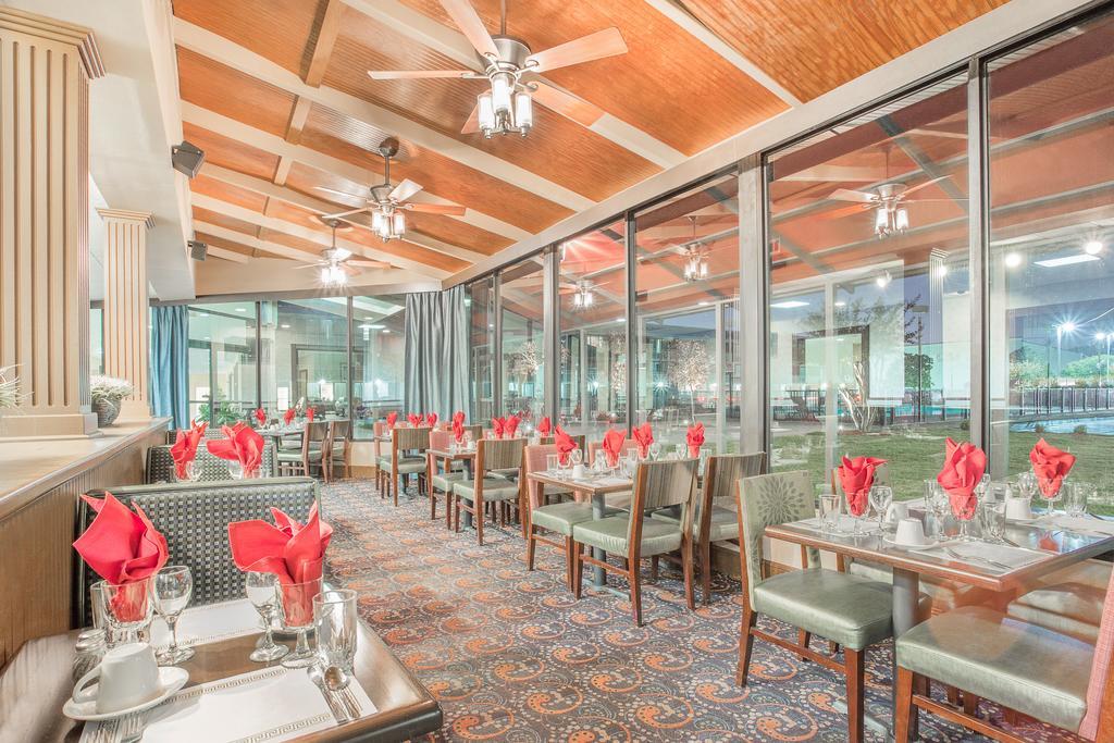 Ramada Plaza By Wyndham Fayetteville Fort Bragg Area Exterior foto