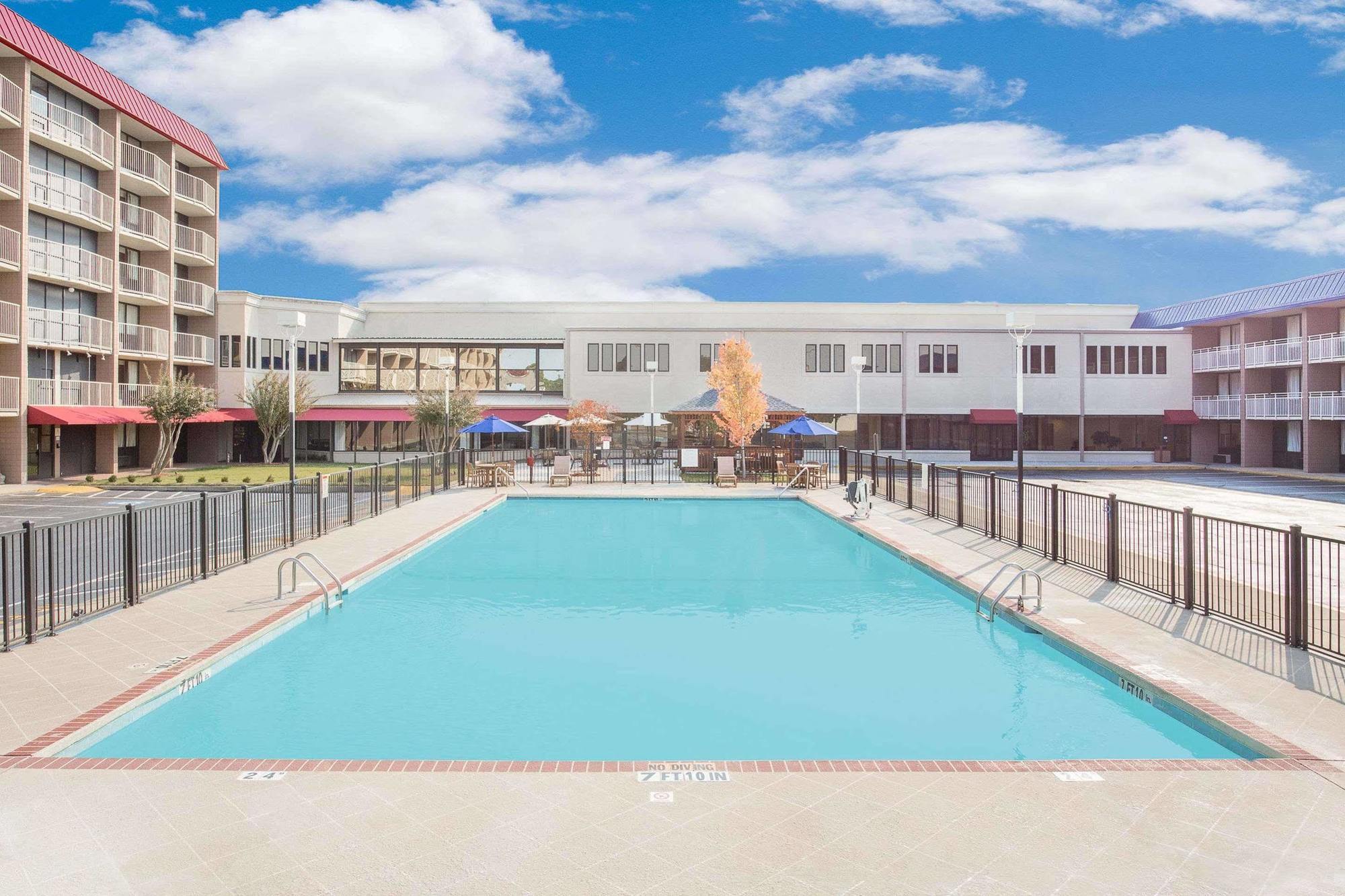 Ramada Plaza By Wyndham Fayetteville Fort Bragg Area Exterior foto